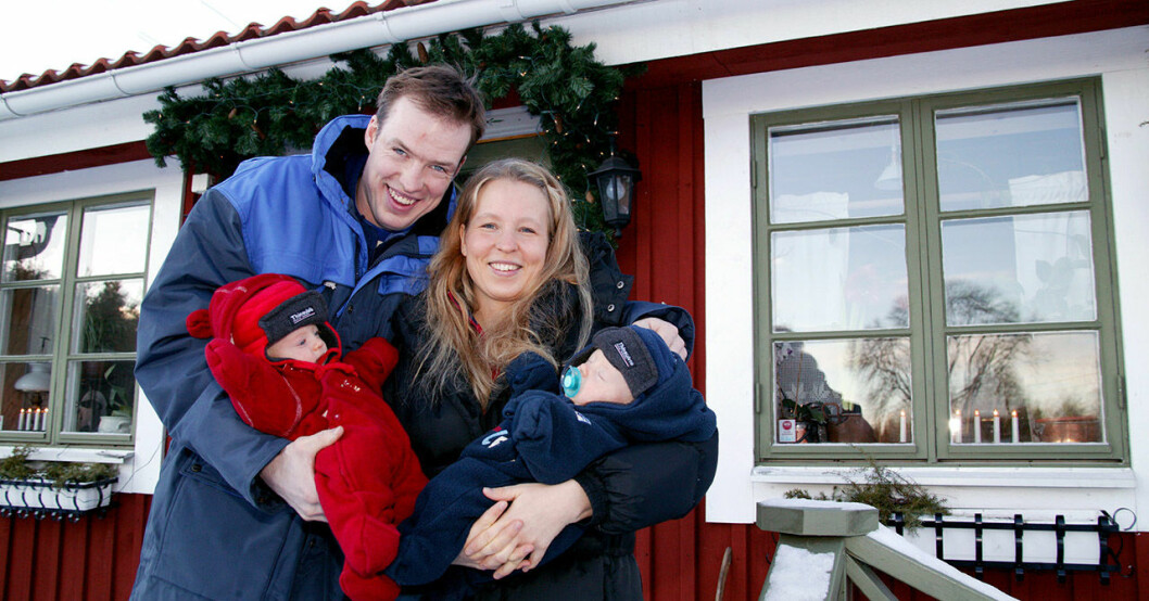 Leif med Anna och nyfödda tvillingarna 2003. Robinson-Leif och fästmön Anna Gunnarsson 2003.