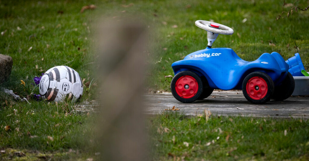 Leksaker i trädgården där flickan bodde med sin familj i Skåne. Bild från 5 april. Ättiksförgiftad flickas mamma kan vara psyksjuk