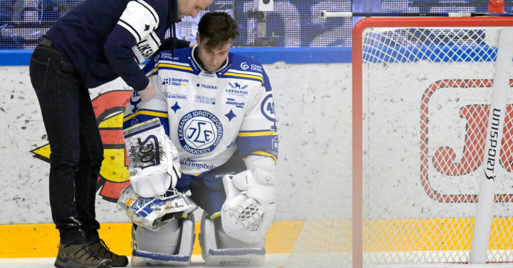 Leksands målvakt Mantas Armalis tas om hand efter den hårda tacklingen av Rögles Ludvig Larsson Arg Leksandmålvakt: "Dålig på att hantera orättvisor"