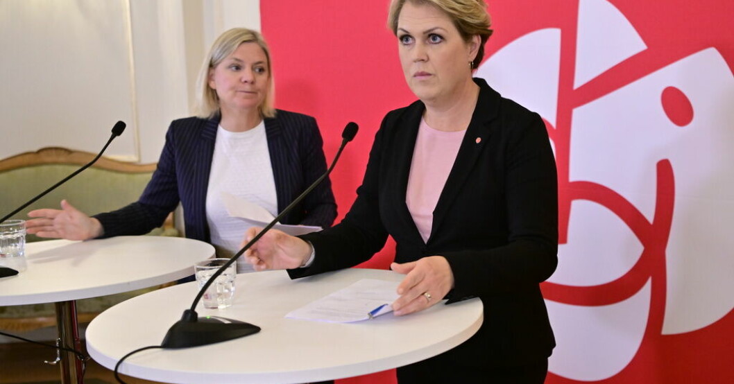 Lena Hallengren, Socialdemokraternas gruppledare i riksdagen, och Socialdemokraternas partiledare Magdalena Andersson. Arkivbild. Skarp S-kritik mot utredning om partilotterier