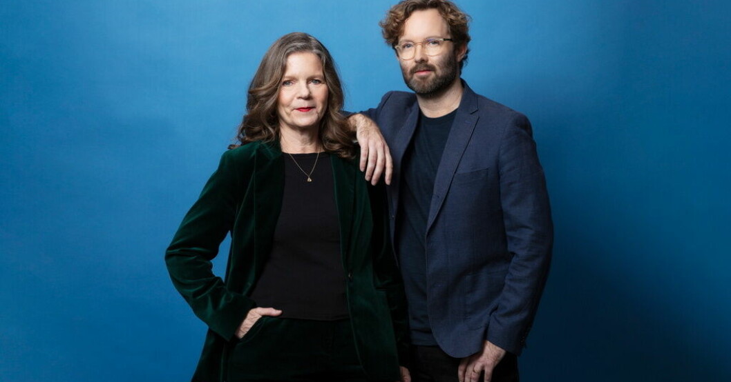 Lena Nordlund och Robin Olin leder nyhetspodden "Dagens eko". Pressbild. Ekot startar fördjupande nyhetspodd