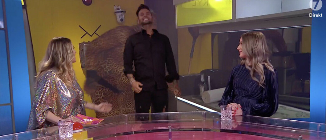 Lennie Hansson studsade bokstavligen ut till programledaren Malin Stenbäck och sidekick Moa Wallin. <strong>Foto: C More.</strong> Lennie Hansson i Big Brother-studion.