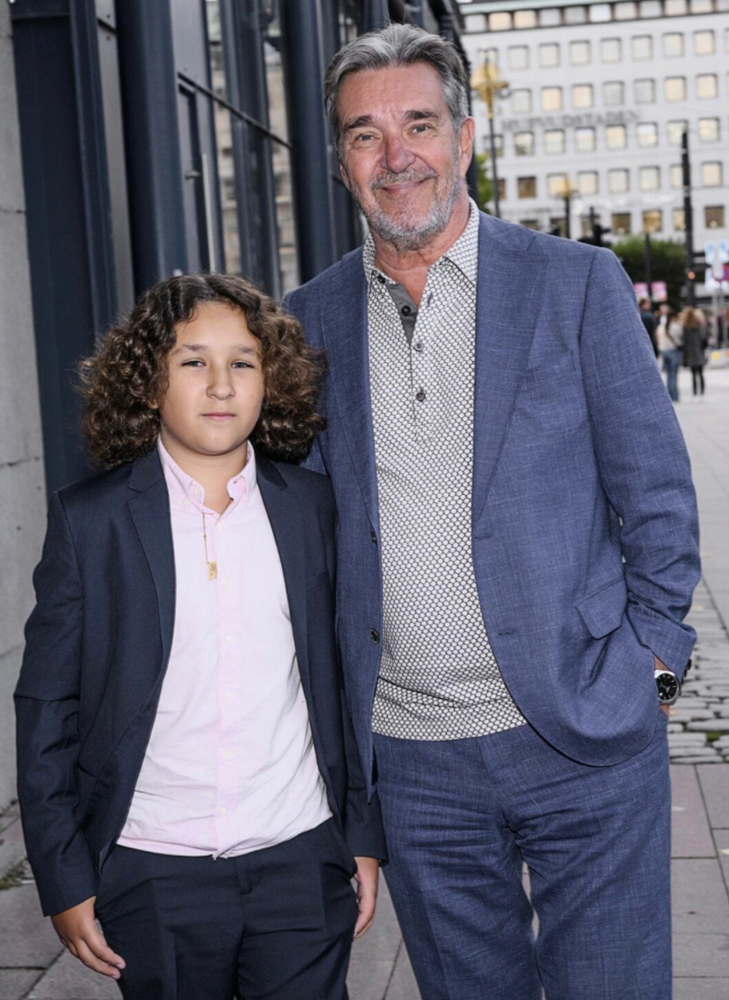 Kjell Bergqvist och tillsammans med sonen Leo på premiären av “En värsting till syster”, år 2019. FOTO: Eero Hannukainen/TT Kjell Bergqvist och sonen Leo