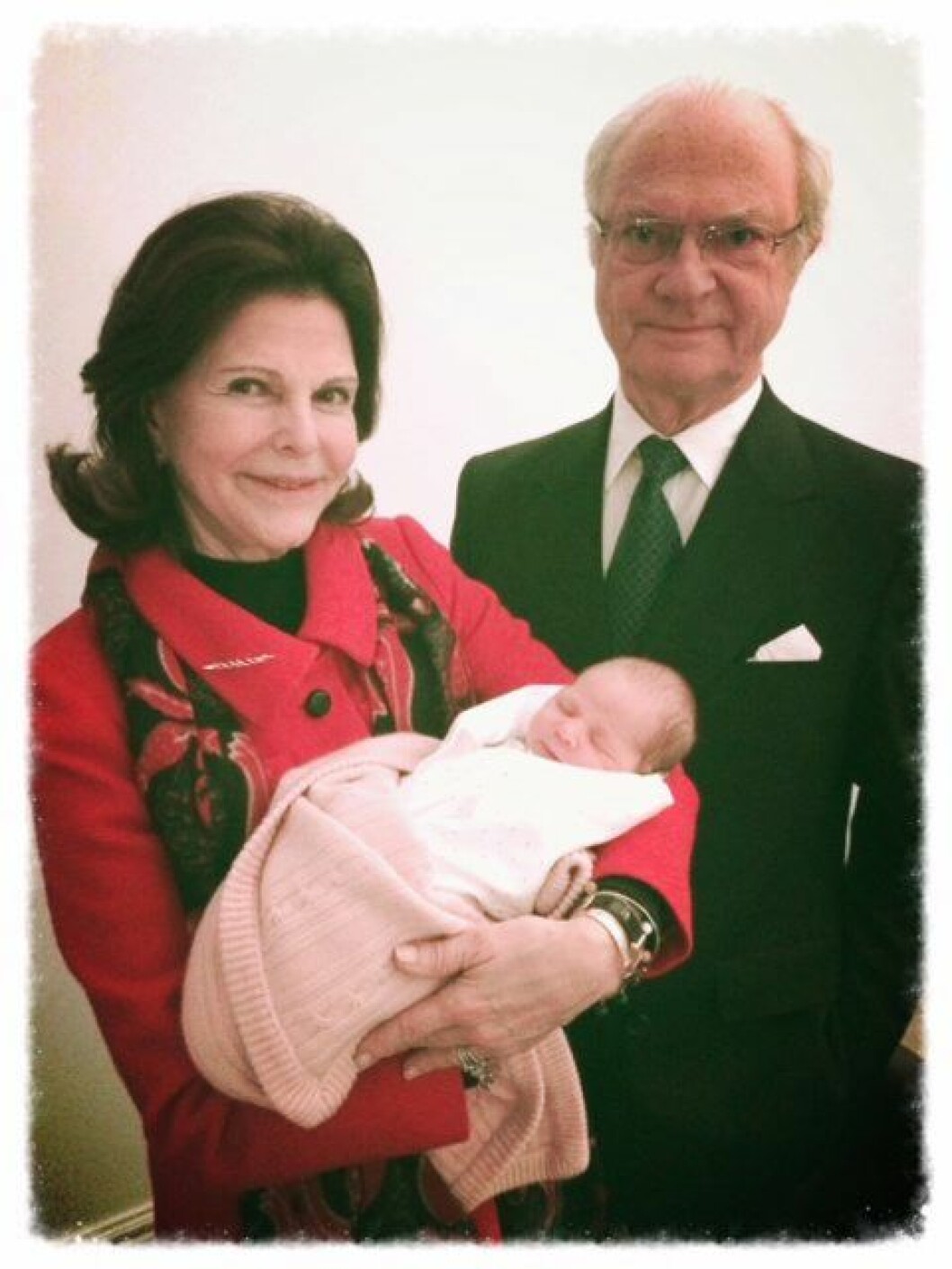 Drottning Silvia och kung Carl Gustaf med nyfödda prinsessan Leonore 2014. Foto: Kungahuset Drottning Silvia och kung Carl Gustaf med nyfödda prinsessan Leonore 2014. Foto: Photo The Royal Court, Sweden