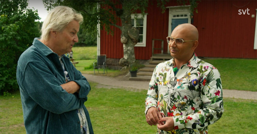 Lars Lerin och Junior utanför behandlingshemmet som blev början på vändningen för Lars.
