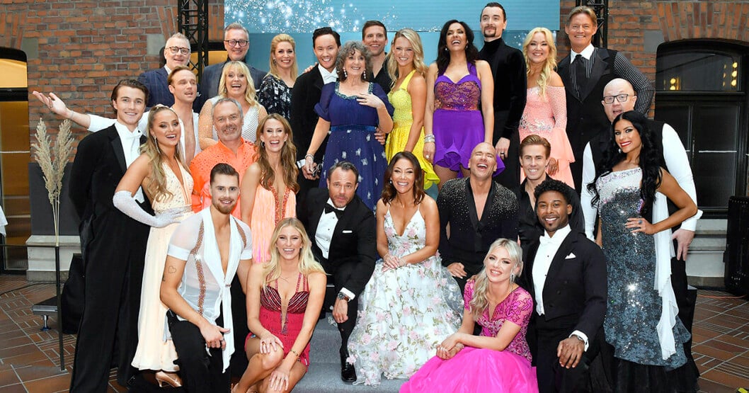 Alla deltagare i Let’s dance 2020 (obs: Siw Malmkvist och Jonathan Näslund har tvingats lämna återbud). Gruppbild med alla deltagare, programledare och jury: Alice Stenlöf, Hugo Gustafsson, Calle Sterner, Sussie Eriksson, Penny Parnevik, Jacob Persson, Jan Björklund, Cecilia Ehrling Danemark, Dermot Clemenger, Tony Irving, Ann Wilson, Siw Malmkvist, Jonathan Näslund , Anders Svensson, Maria Zimmerman, Bathina Philipson, Marc Christensen, Malin Watson, Mikael "Soldoktorn" Sandström, Anders Jansson, Jasmine Takacs, Andreas Lundstedt, Tobias Bader, David Hellenius, Tilde de Paula Eby, John Lundvik, Linn Hegdal Pressträff inför Let’s Dance, Stockhom 2020-03-09 (c) Karin Törnblom / TT Kod 2377