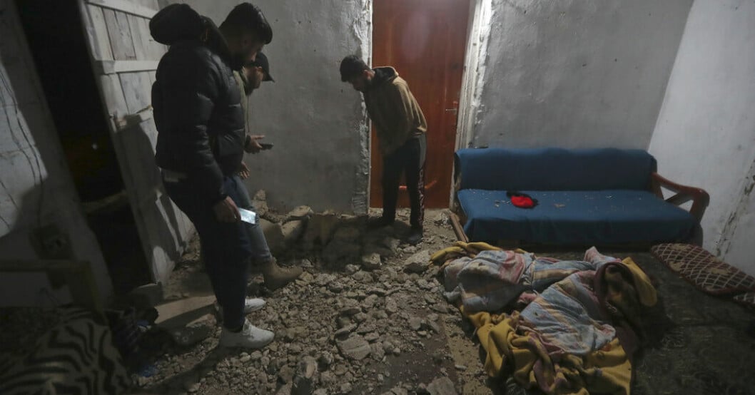 Libaneser i ett hus i byn Qalili i södra Libanon som uppges ha träffats under den israeliska attacken mot mål i Libanon tidigt på fredagsmorgonen. Mål i Libanon attackerade av Israel