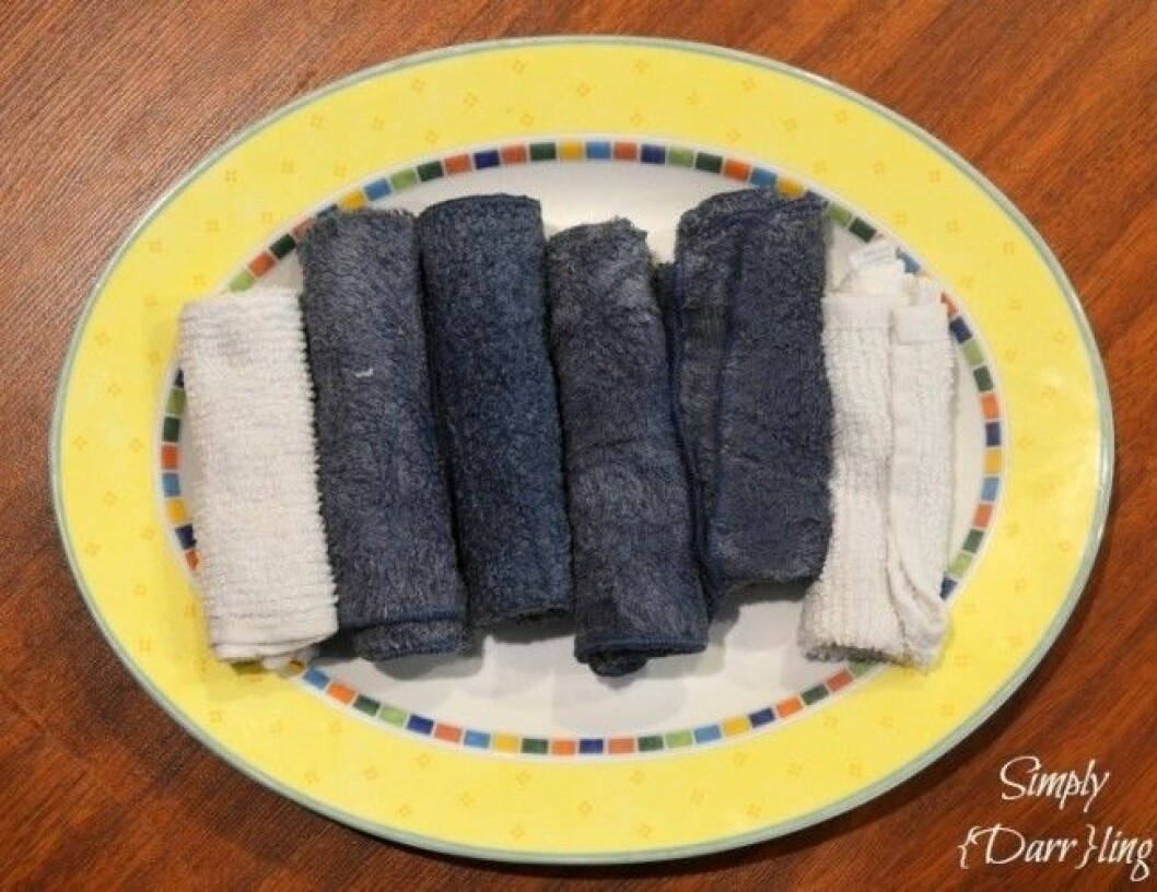 Ett bra sätt att snabbt kyla ner sig när det är stekhett. Blöt handdukar i vatten och lägg in dem i frysen. Bara att plocka ut när du snabbt behöver kyla ner dig. Foto: Simply Darling lifebuzz-055bdd8a526fbb5b6ceda248de7554ce-limit_2000