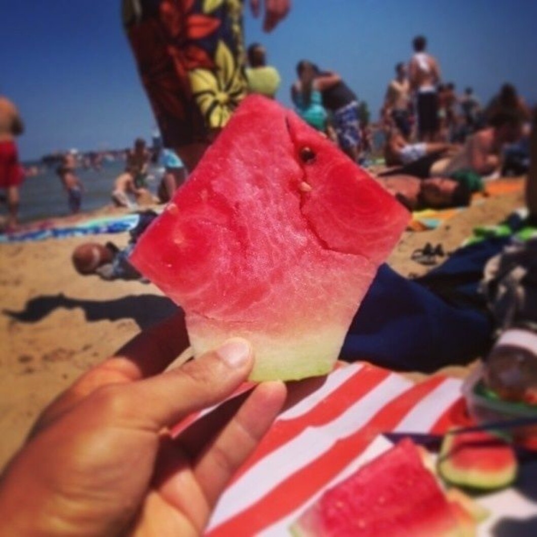Slipp ett kletigt face när du äter vattenmelon. Testa med att skära upp bitarna så här. Foto: lifebuzz.com lifebuzz-2d9e56f545bd353eb653e6e1be9cd937-limit_2000