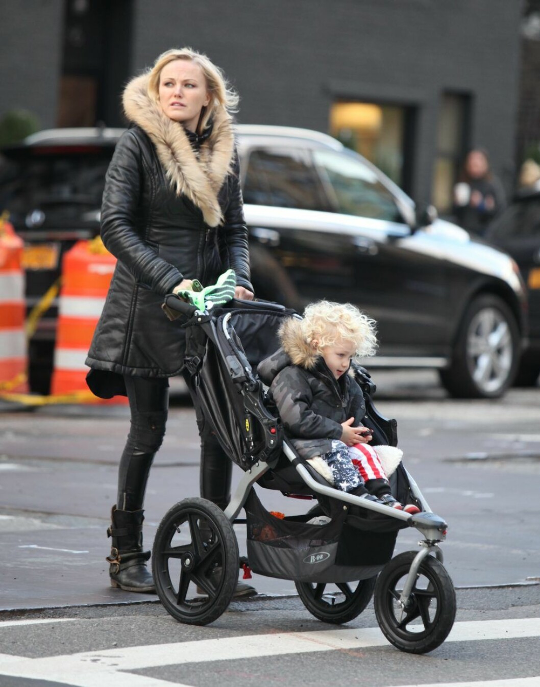 Lille Sebastian har ärvt mamma Malin Åkermans ljuvligt blonda hår.