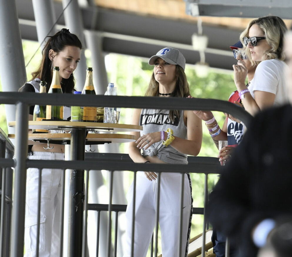 Lina Hellqvist dansar och prinsessan Sofia sjunger på musikfestivalen<span class=" italic" data-lab-italic_desktop="italic"> Vi som älskar 90-talet.</span> Prinsessan Sofia och Lina Hellqvist på musikfestivalen Vi som älskar 90-talet