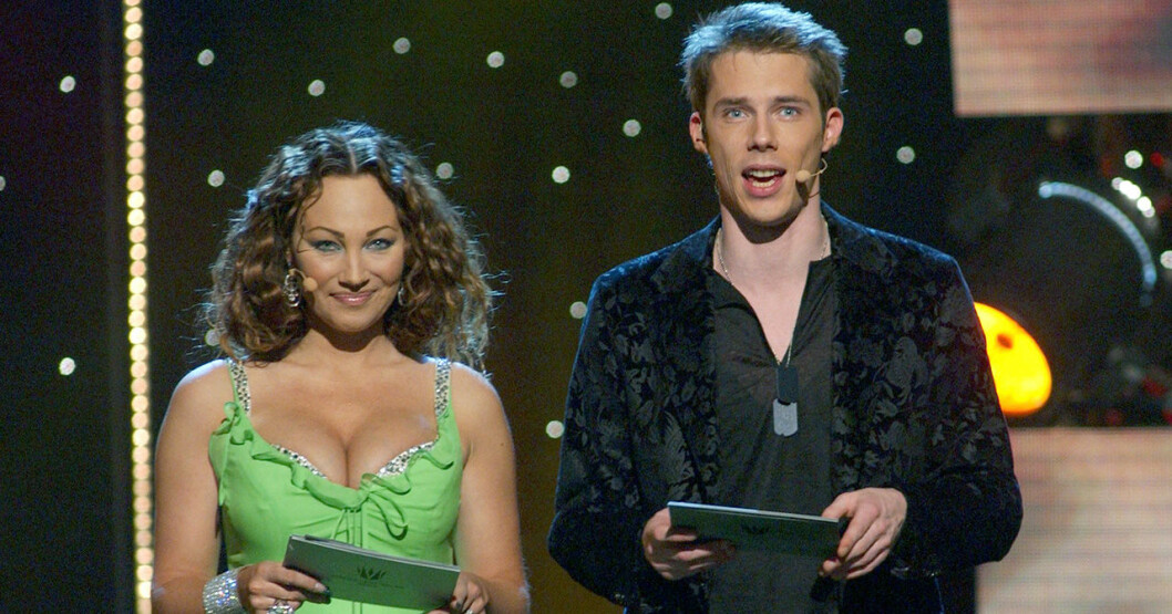 Charlotte Perrelli och Ola Lindholm i Mello 2004. Charlotte Perrelli och Ola Lindholm var programledare i Melodifestivalen 2004.