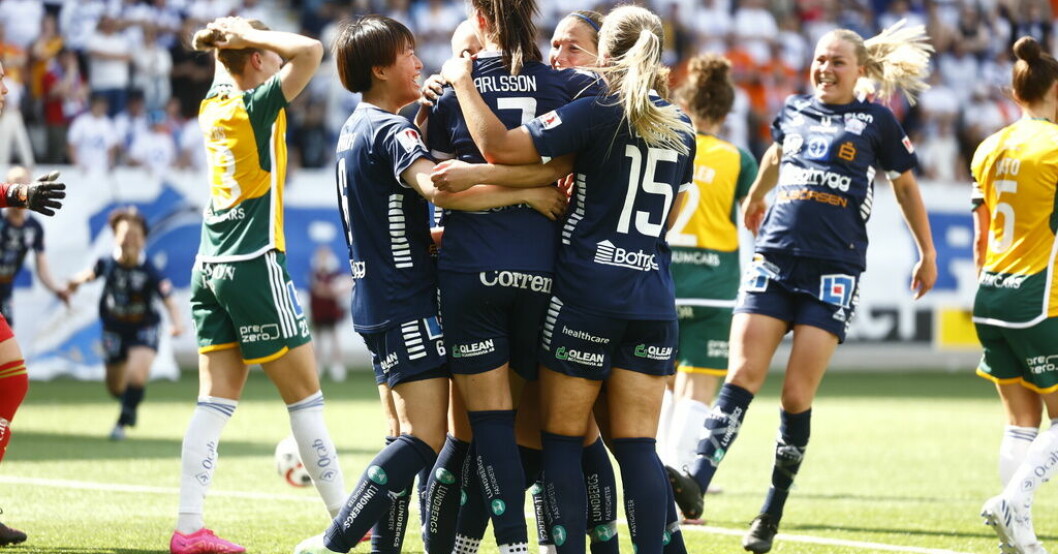 Linköpings spelare jublar efter 1–0 mot IFK Norrköping. Linköping vann historiskt derby inför storpublik