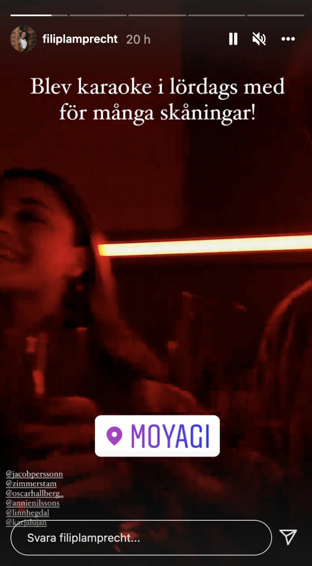 Linn Hegdal var med Filip Lamprecht och resten av vännerna på karaokebaren i Stockholm under helgen. Linn Hegdal var med Filip Lamprecht och resten av vännerna på karaokebaren i Stockholm under helgen.