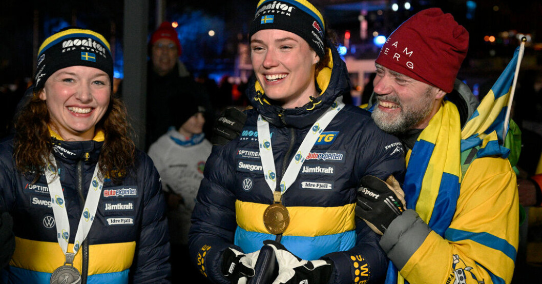 Linn Persson med sin silvermedalj, Hanna Öberg med sin guldmedalj, och Hannas pappa Tomas efter medaljceremonin i VM. Laddar om efter udda nationalsång