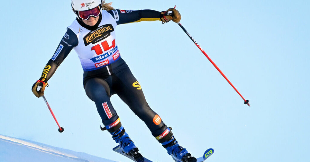 Linnea Mobärg, här under en världscuptävling i Idre i januari, har åkt på en korsbandsskada och missar VM nästa vecka. Knäskada stoppar Mobärg från VM