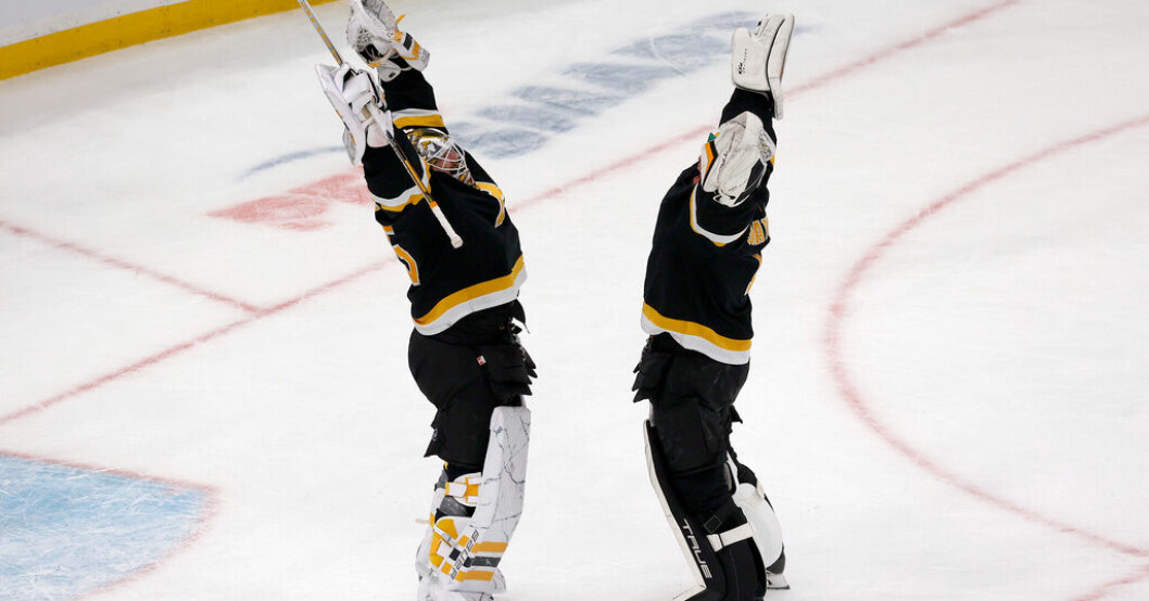 Linus Ullmark och målvaktskollegan Jeremy Swayman har mycket att fira. Boston redan klart för slutspel