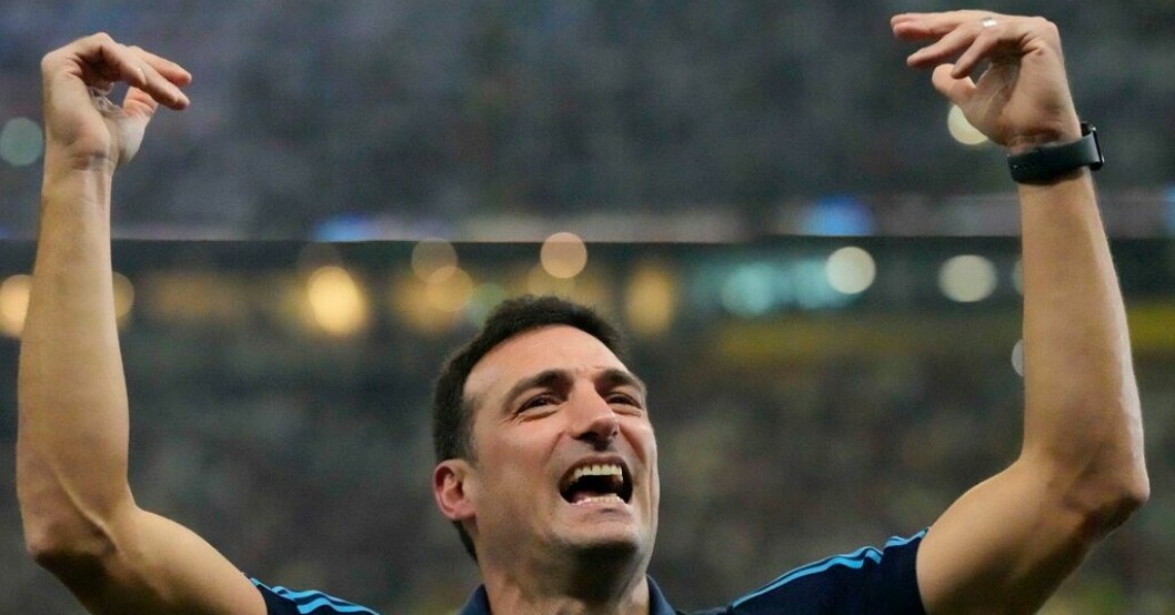 Lionel Scaloni jublar efter VM-guldet i Qatar i december. Arkivbild. Guldmakaren Scaloni fortsätter över VM 2026