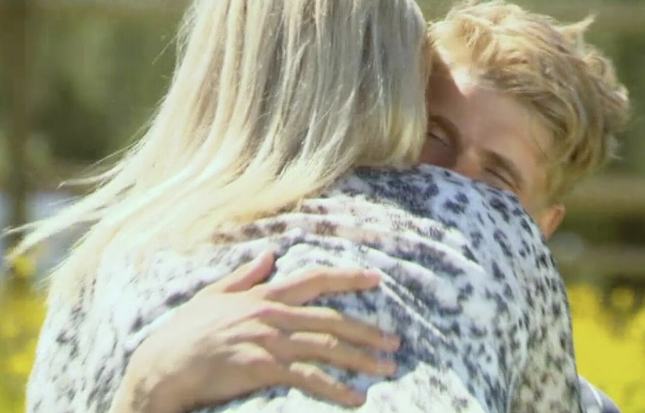 Lisa kramar Pontus Hugosson efter att ha blivit vald i <span class=" italic" data-lab-italic_desktop="italic">Bonde söker fru</span> 2015. Lisa och Pontus Hugosson kramas i Bonde söker fru 2015