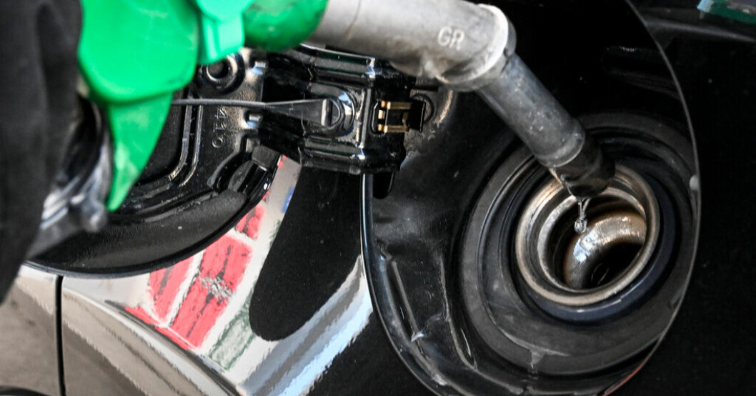 Lite billigare att fylla tanken. Arkivbild Sänkta priser på bensin och diesel