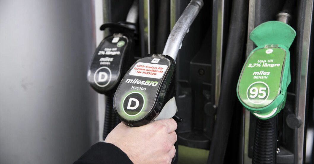 Lite billigare att fylla tanken igen. Arkivbild Sänkta priser på bensin och diesel
