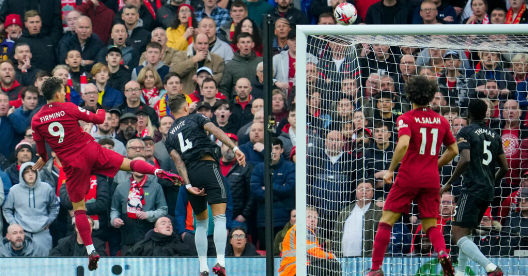 Liverpools Roberto Firmino nickar in kvitteringen till 2–2 i stormötet med Arsenal. Tappade tvåmålsledning – trots Salahs straffmiss