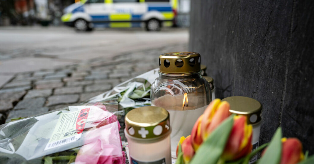Ljus och blommor vid ett flerfamiljshus på Baltzarsgatan i centrala Malmö efter tisdagens mord. Arkivbild. Mordmisstänkta i Malmö släppta på fri fot