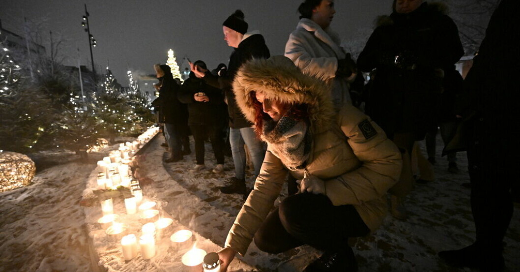 Ljuständning vid en minnesstund Stora Torg i Eslöv efter en 19 månader gammal pojkes död i december förra året. Arkivbild. Sonen livlös i spjälsängen – pappa mordåtalas