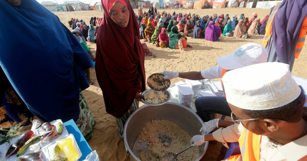 Lokala hjälporganisationer förbereder mat åt invånarna i ett läger för internflyktingar i utkanten av Mogadishu, Somalia, i mars. Arkivbild. FN-chefen: Somalia behöver enorm hjälp