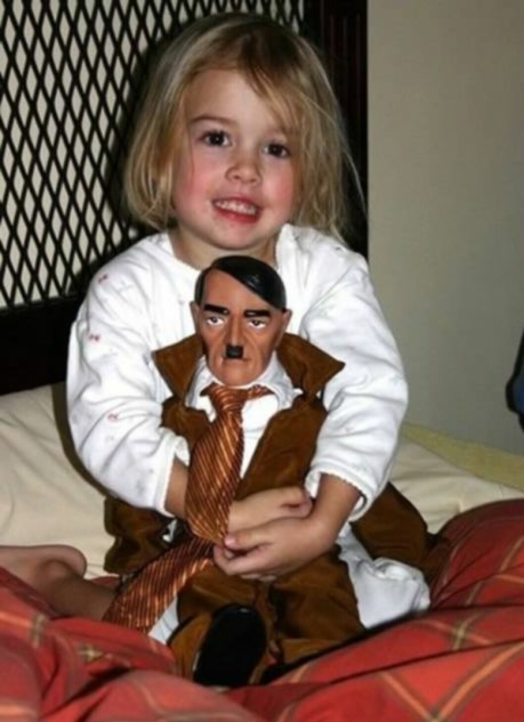 Via: <a href="http://www.readysettroll.com/articles/images/19-traumatizing-toys-for-childen-10.jpg" target="_blank">readysettroll.com</a> h1.jpg