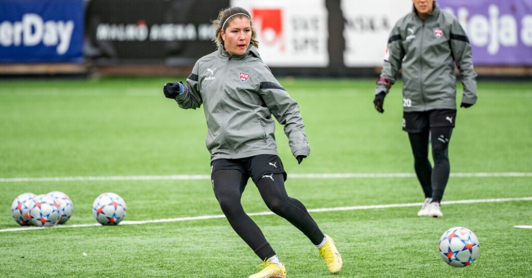 Loreta Kullashi, i förgrunden, lämnade U23-landslagets pågående samling efter resestrul. Arkivbild. Talanger missnöjda – lämnade landslaget