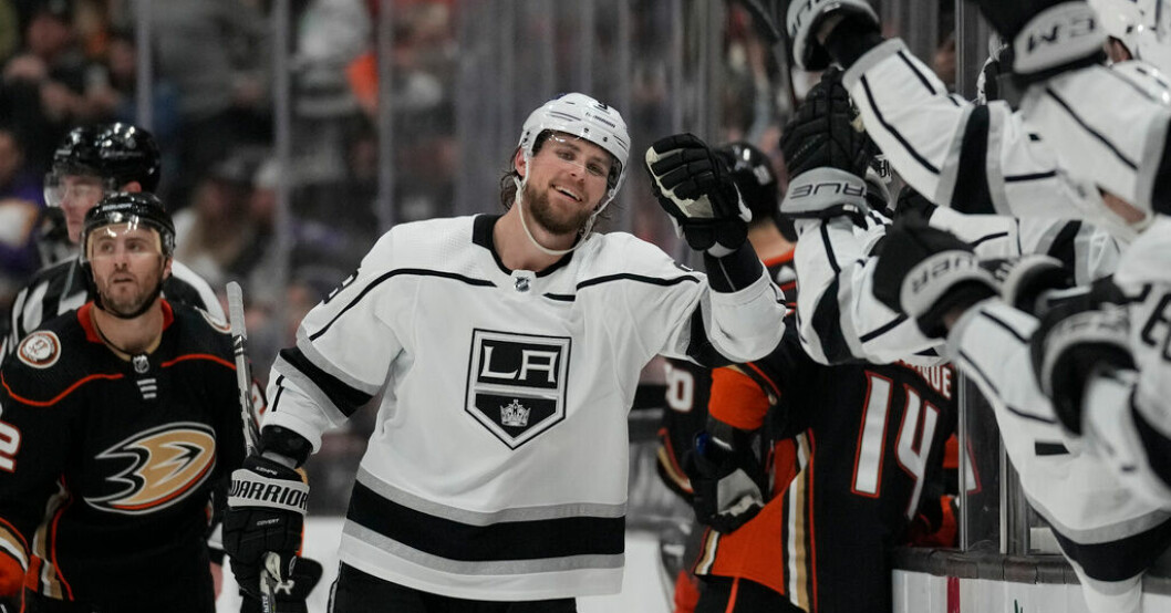 Los Angeles Kings Adrian Kempe firar ett av sina tre mål mot Anaheim. Kempe svensk skyttekung efter hattrick