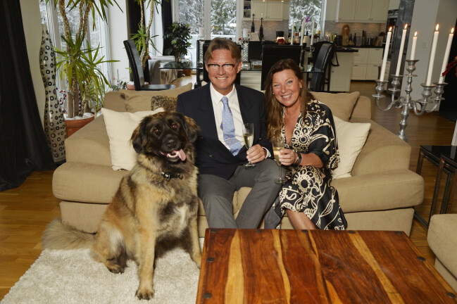 Doktor Mikael och Lotta Engberg ihop med hunden Nova. Lotta Engberg, doktor Mikael och hunden Nova