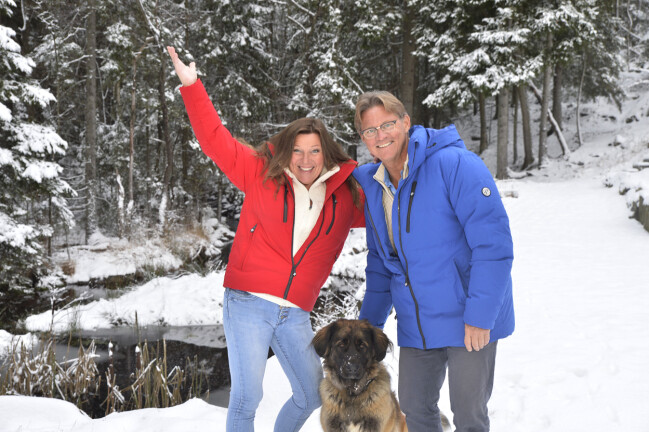 Lotta Engberg vill köpa ett hus utomlands för att kunna fly snön och kylan. Lotta Engberg och doktor Mikael ute i snön