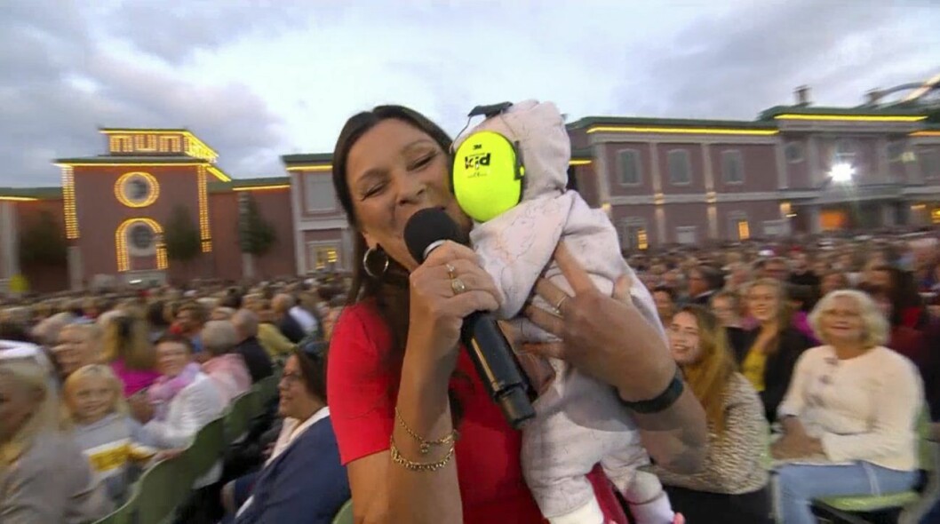 Lotta Engberg med bebisen i sin famn under slutet av låten. Lotta Engberg kunde inte slita blicken från den bedårande bebisen på Lotta på Liseberg.