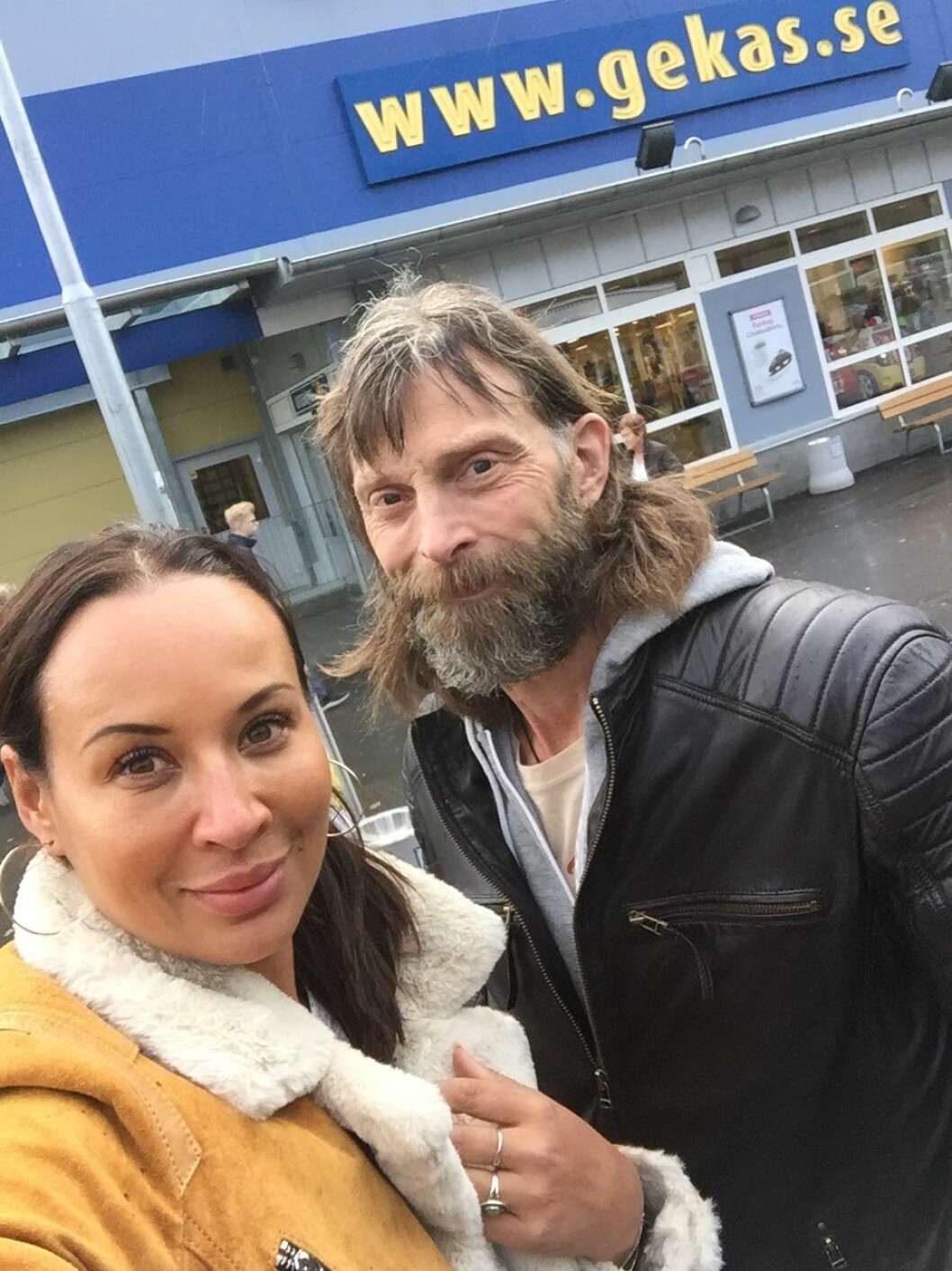 Lotta Gray möter ”Ullared”-profilen Ola-Conny Wallgren.