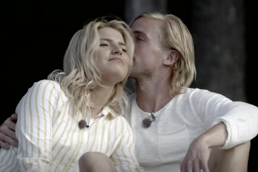 Louise vann Mattias Karlssons hjärta i Bonde söker fru. Louise och Mattias karlsson pussas