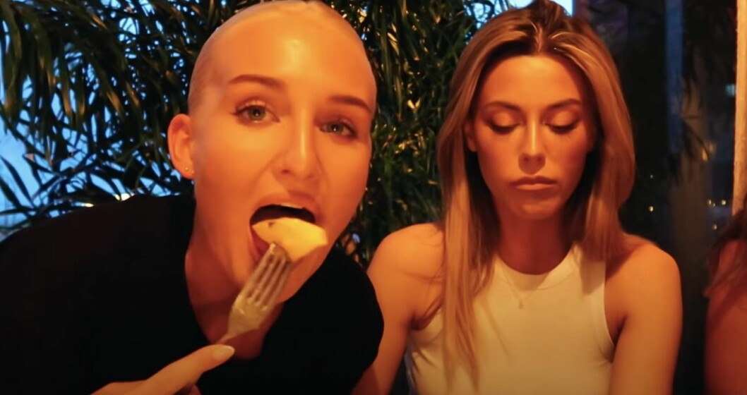 Lovisa Worge var riktigt redo för en stor mumsbit i Båstad. FOTO: Youtube Lovisa Worge och Bianca Ingrosso