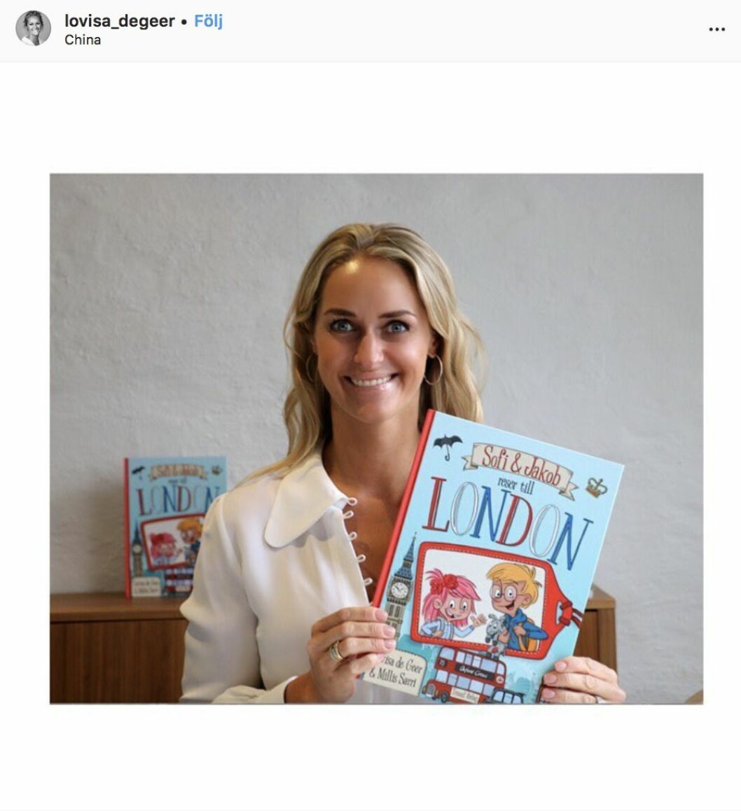 Lovisa de Geer med sin egen bok. Lovisa de Geer