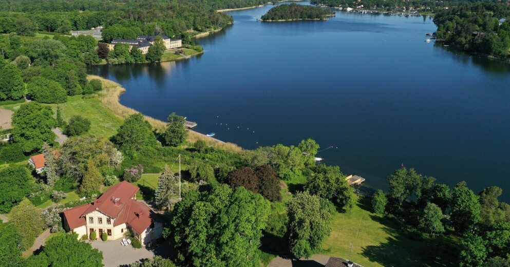 Villa Loviseberg ligger beläget intill Edsviken i Ulriksdals Slottspark. Villa Loviseberg vid Edsviken.