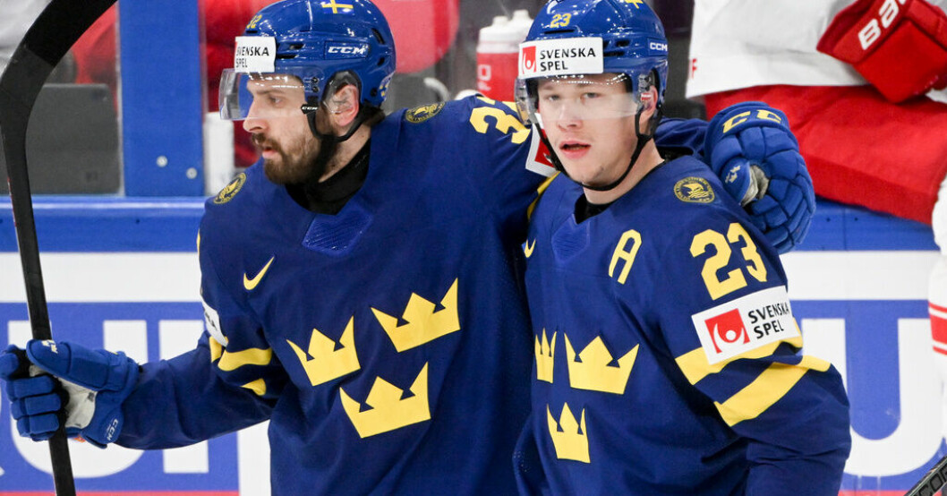 Lucas Raymond, till höger, klappas om av Lukas Bengtsson efter sitt mål i segern över Danmark. Raymond i blickfånget: "Blev lite förvånad"