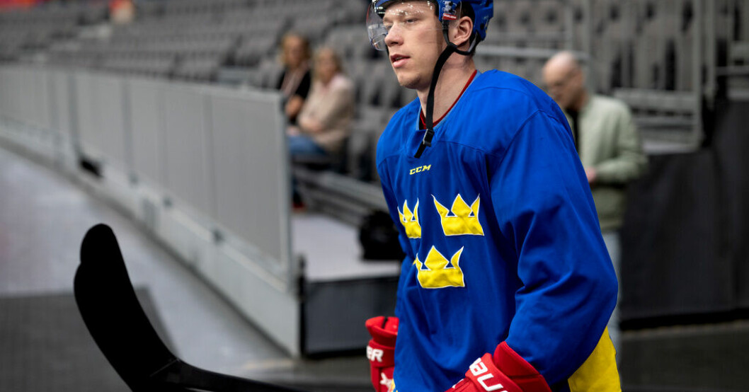 Lucas Raymond på väg mot isen i Scandinavium vid en av Tre Kronors träningar inför Czech Hockey Games – och VM. Debuterar för Tre Kronor i gamla hemmaarenan