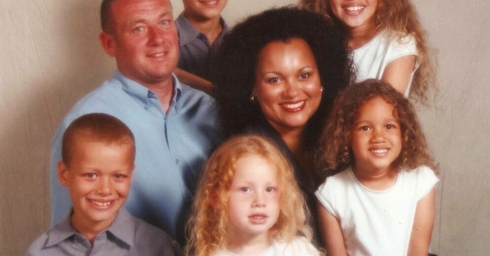 Lucy och Maria är tvillingar men är inte speciellt lika. På bilden syns pappa Vince, mamma Donna, Lucy, Maria och övriga syskon. Pappa Vince, mamma Donna, Lucy och Maria med sin familj