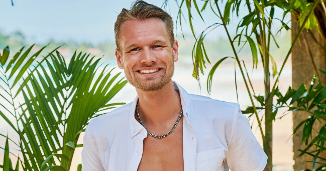 Ludvig Käck Wedelin, 26. Ludvig i en öppen vit skjorta.