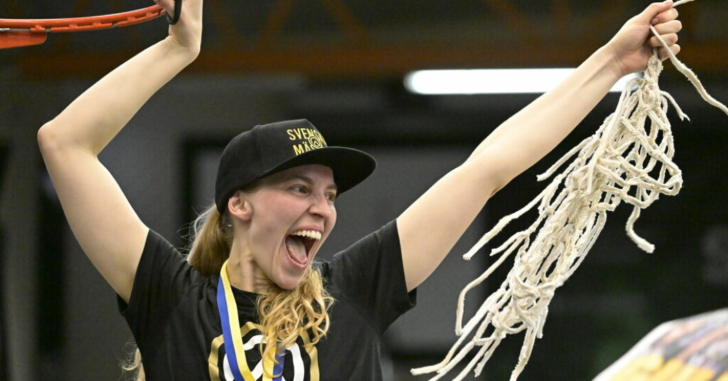 Luleås Ellen Nyström klipper vinnarkorgen efter SM-guldet i basket. Klart: SM-guld till Luleå