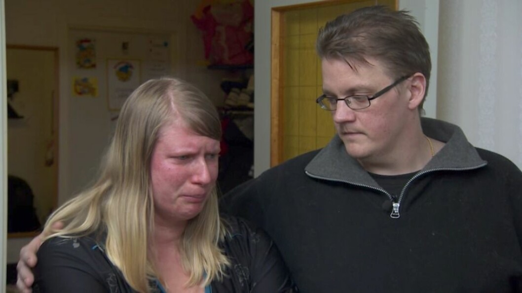 Anna har hållit familjens ekonomiska kris hemlig för Bobby i flera år. Anna har hållit familjens ekonomiska kris hemlig för Bobby i flera år.