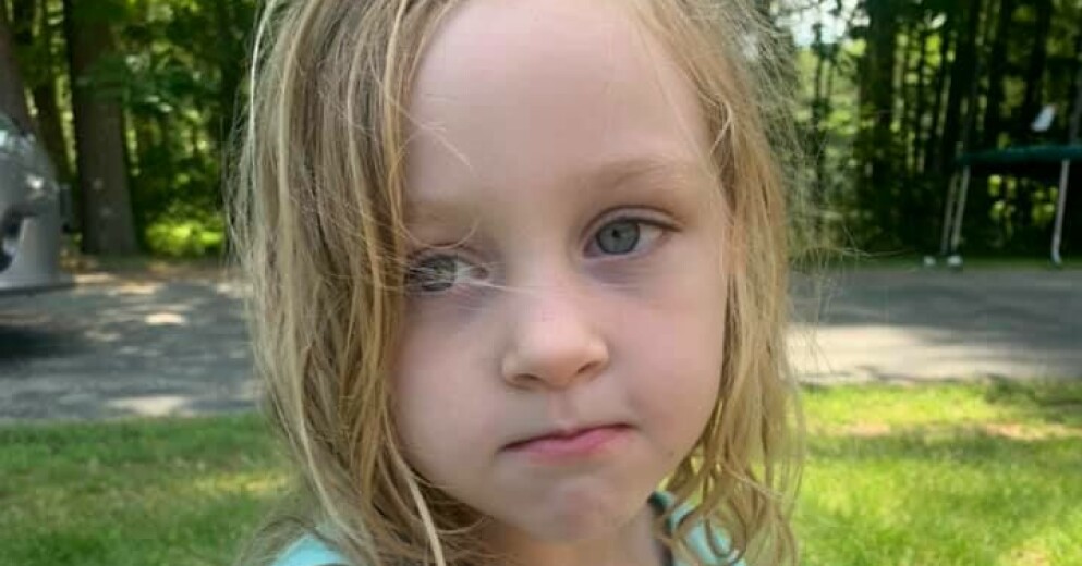 Macie, 6, reagerade direkt när pappa Kyle började tuppa av. Macie