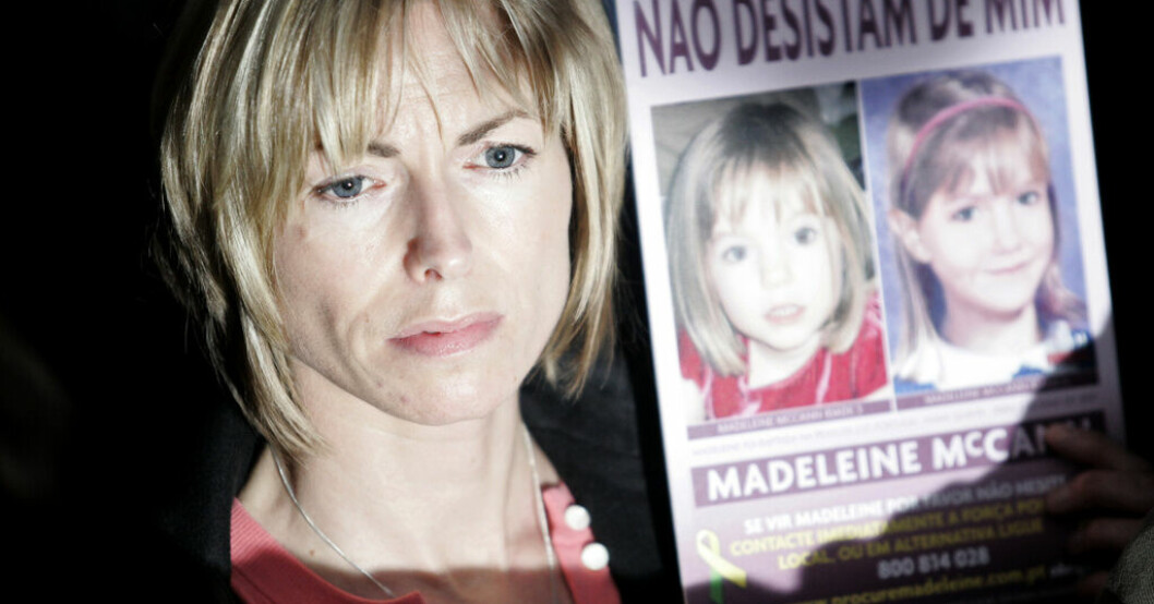 Madeleine McCann har fortfarande inte hittats. På bilden syns hennes mamma Kate McCann som håller upp bilder på dottern. Arkivbild. Sökandet efter Madeleine McCann återupptas