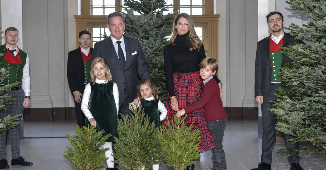 Prinsessan Madeleine, Chris O'Neill och barnen Leonore, Nicolas och Adrienne när de tog emot granar inför julfirandet från Skogshögskolans studentkår på Stockholms slott år 2021. Prinsessan Madeleine, Chris O'Neill och barnen Leonore, Nicolas och Adrienne