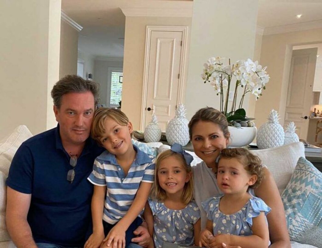 Madeleine och Chris med sina barn. I dag har de äntligen fått sin hund, valpen Teddy. Prinsessan Madeleine i Florida